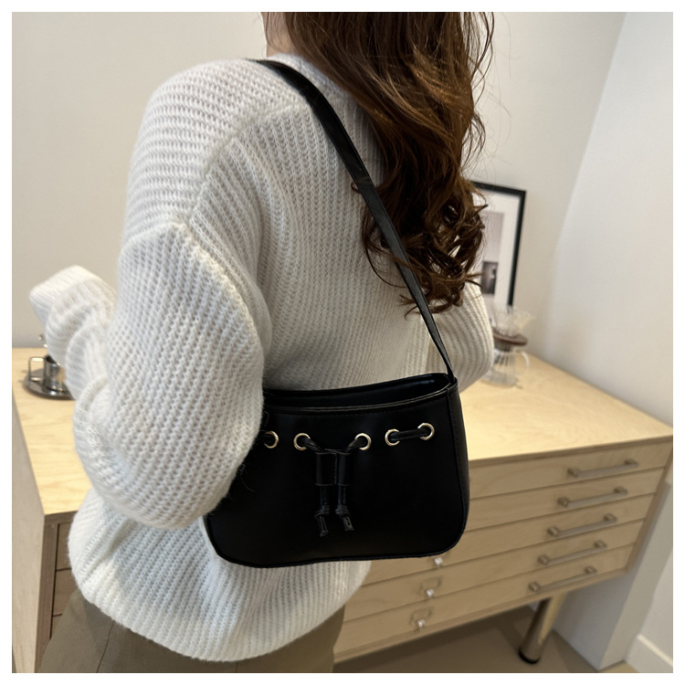 The new autumn/winter 2024 collection of women's bags features a retro and simple Korean-style underarm bag. This year, hand-held bags are in vogue, exuding a sense of sophistication undefined