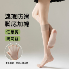 夏の薄い女性の外はJK滑り止めのふくらはぎの靴下の黒い半筒の靴下を着て、目に見えない肌の色はやせています。