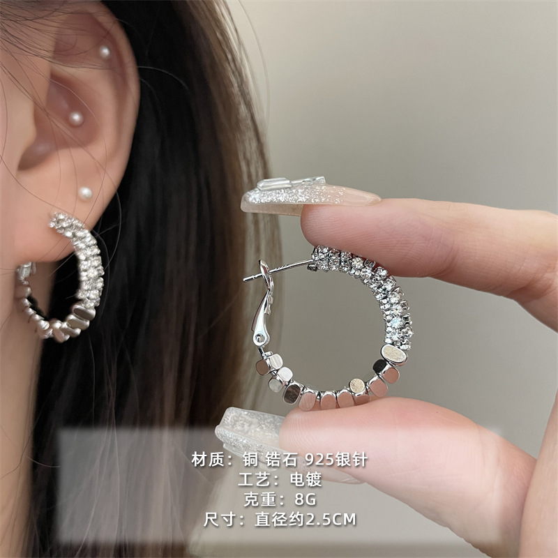 2025 nuevo estilo verano de moda anillo plateado círculo negro círculo fino temperamento europeo y americano aretes dorados de todo fósforo