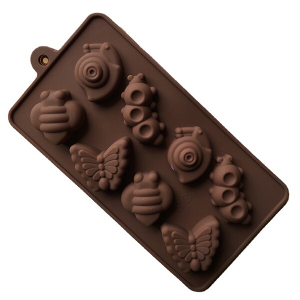 Silicone mold with snail secretion