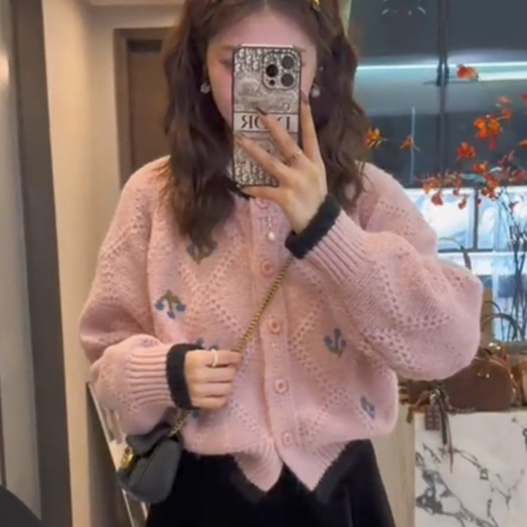 French-style color-blocked floral knit cardigan for women, loose-fitting, stylish, youthful, versatile sweater for autumn and winter French-style color-blocked floral knit cardigan for women, loose-fitting, stylish, youthful, versatile sweater for autumn and winter