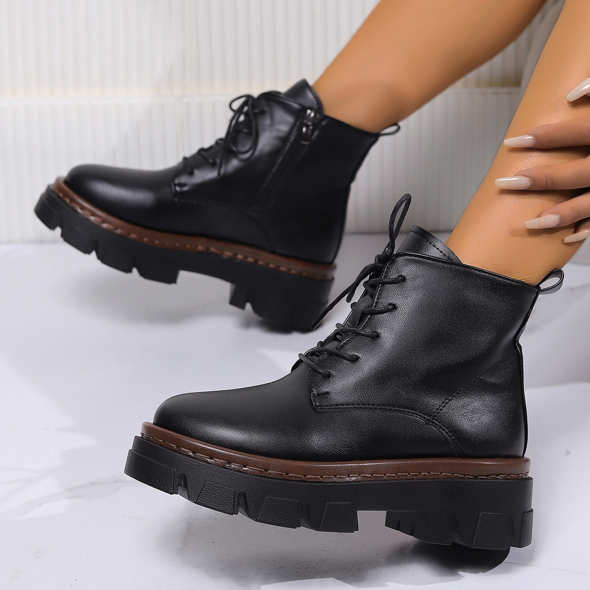 Vintage solid color lace-up casual English lace-up mid-top leather boots_voghion.com
