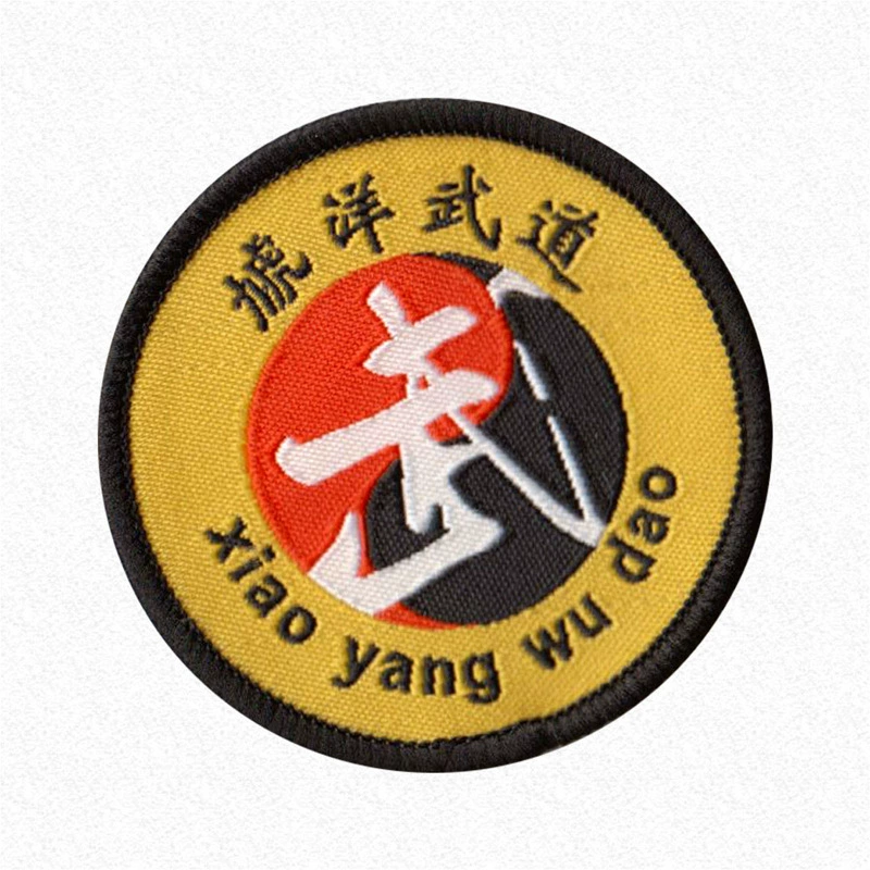 Лазерная резка с тканой этикеткой в форме с термоплавким клеем