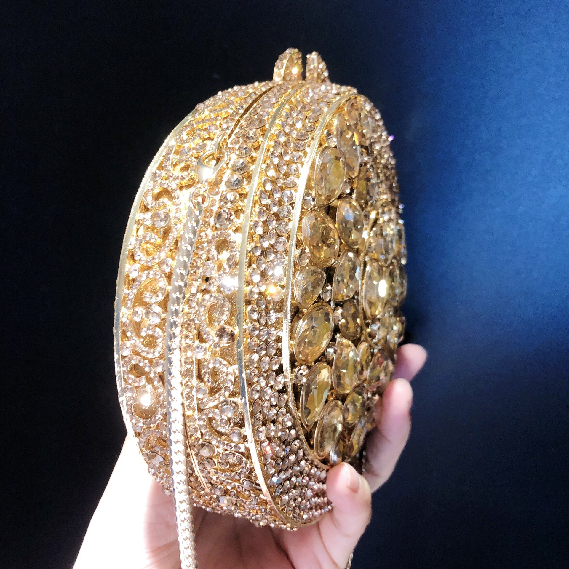 Túi clutch dạ tiệc đính pha lê kim cương kim loại rỗng phong cách Âu Mỹ — Ốc vàng, Kim cương trắng trên nền vàng (tùy chỉnh), Vàng xanh lá cây xanh lam (tùy chỉnh), Màu Sâm Panh (tùy chỉnh) chi tiết 8