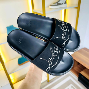 �W��վ25�ļ���Ʒ�t��һ����Ь�M�ں�ɫ���Z�q�tɫlogo�ٴ�ɳ��Ь