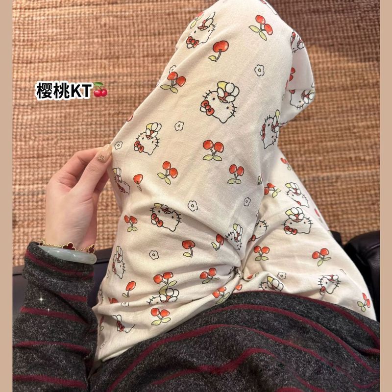 日本の少女は、夏のパジャマを散歩しています。|undefined