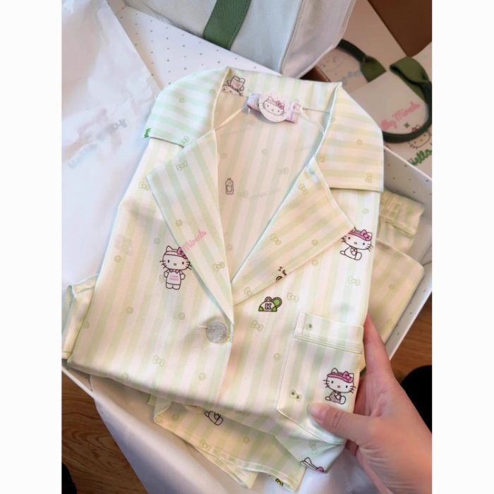 Venta al por mayor transfronteriza de seda de hielo de imitación de dibujos animados pequeños nuevos pijamas de verano para mujer traje de pantalones cortos de manga corta estampados ropa fina para el hogar estilo lindo