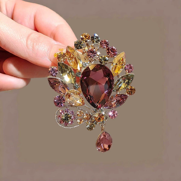Luxurious Leaf Brooch