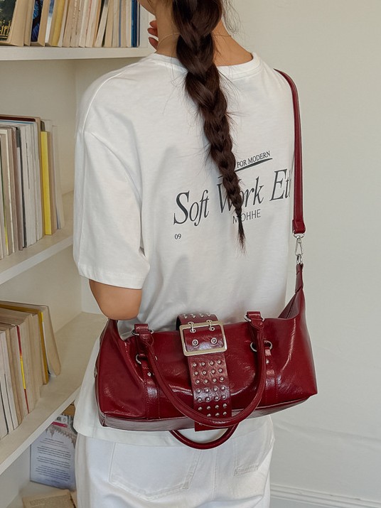 Diseño coreano de nicho de alta calidad, locomotora de chicas calientes, bolso de gran capacidad, remaches retro de viaje, mochila de hombro.