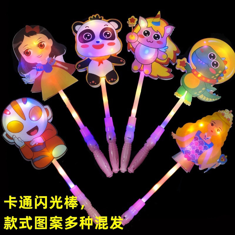 Yiwu pequeño mercado de productos básicos juguetes para niños al por mayor regalos del mercado nocturno bajo 1 yuan puesto nuevos pequeños regalos luminosos.