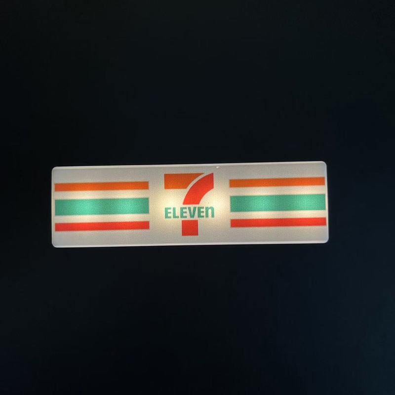 711磁気コンビニのランプハウスの冷蔵庫には創意展示ブランドのローソン家族のミニ玩具が貼られています。|undefined