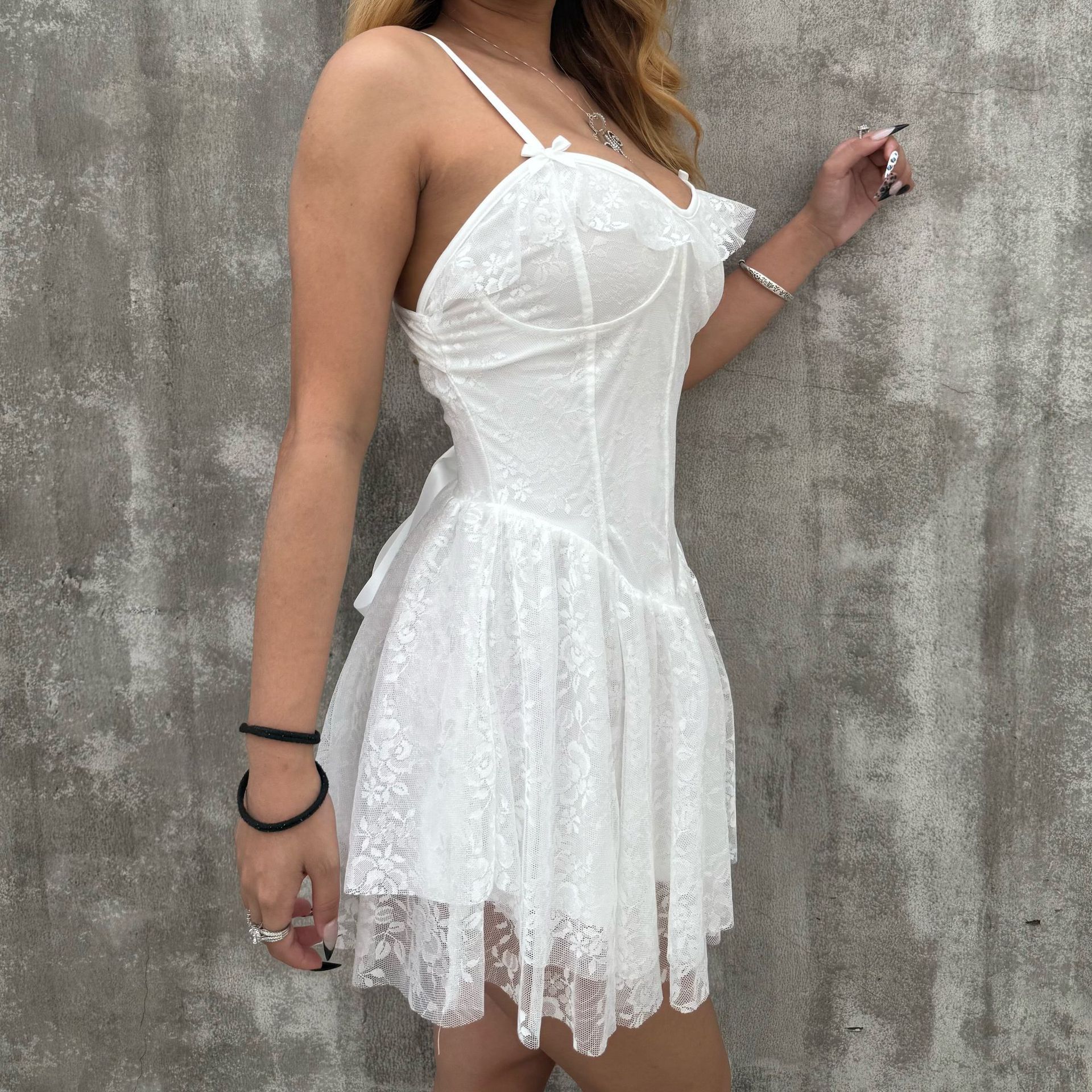 Comercio exterior Europa y los Estados Unidos primavera nueva eslingas de lótus borde de encaje vestido corto de moda correa delgada vestido sexy mujer
