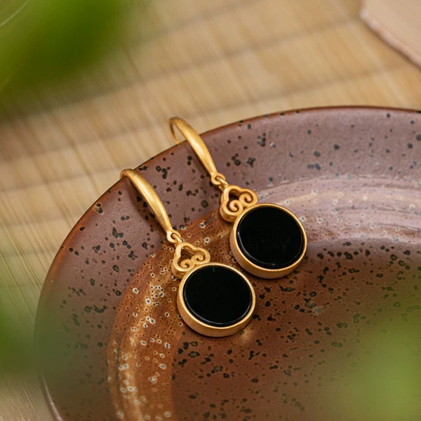 Earrings from Khotan district, mirror effect