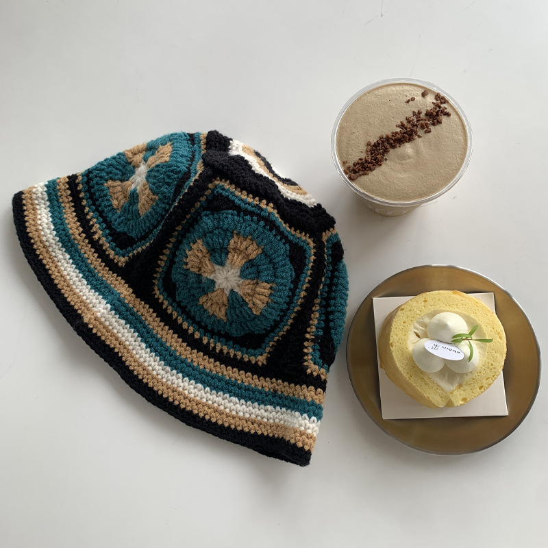 Sombrero de punto de flores hechas a mano de nicho japonés, ganchillo hueco para mostrar la cara pequeña, color de contraste dulce, sombrero de maceta universal