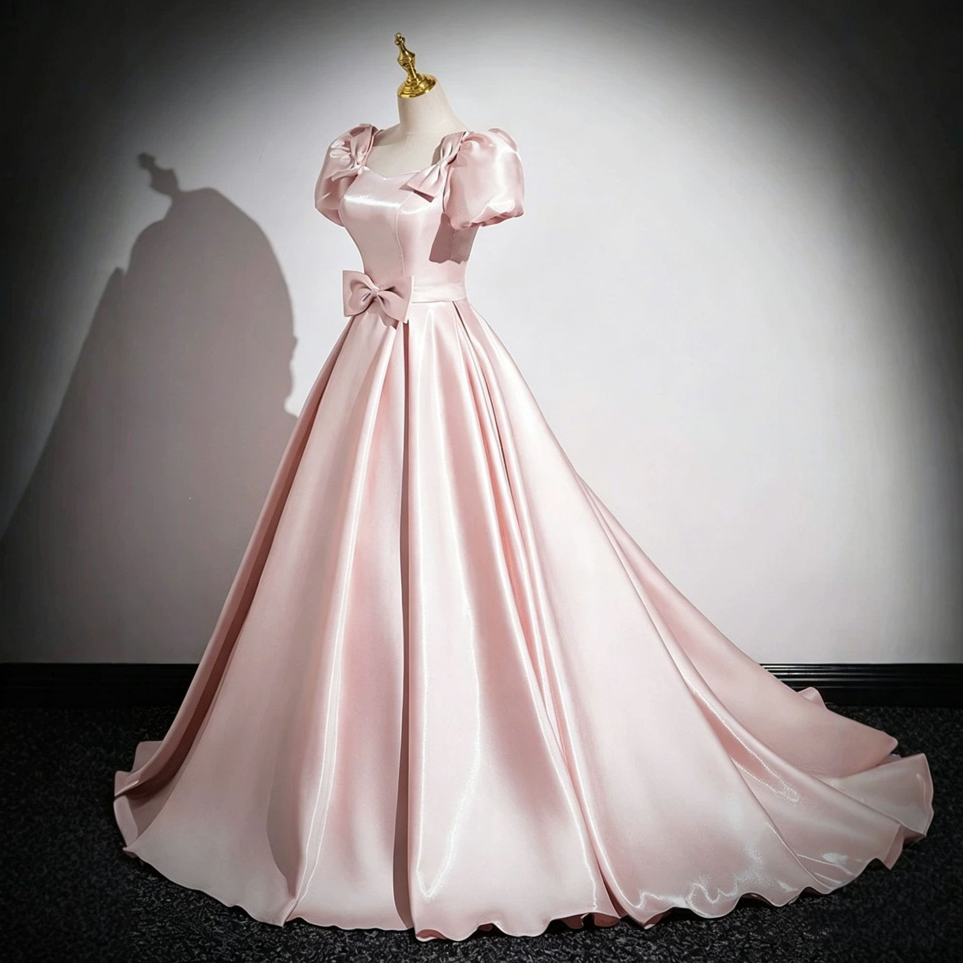 Đầm maxi nữ thắt eo dáng suông tay ngắn cổ vuông chất liệu satin hồng — Màu hồng dáng chạm đất