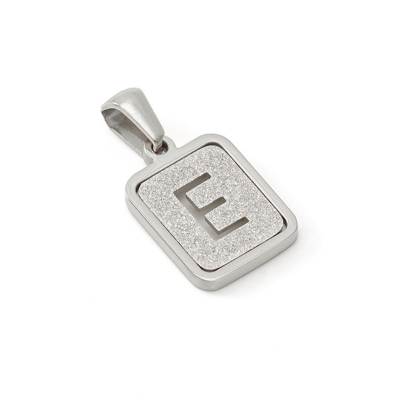 Nueva moda de acero inoxidable letra inglesa colgante de fábrica al por mayor carta prensada en arena titanio acero 18K Commuter todo partido