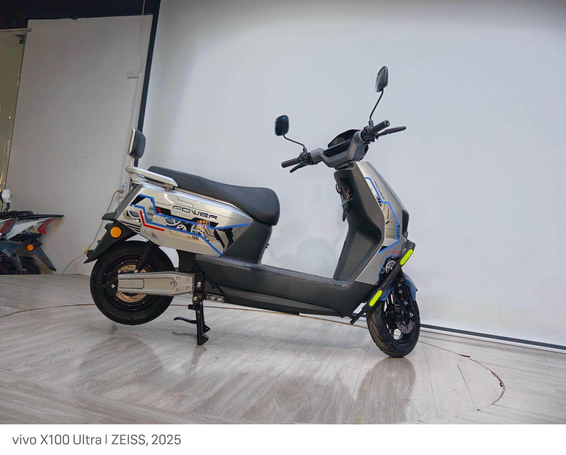 Foreign Trade Export Cangqiong Electric Motorcycle, Commuter Electric Scooter, Electric Scooter with Long Range and High Power
