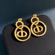 ���Q�F؛���Ů���ٸ��p�AȦ�h��CD��ĸ��־����r�ж��h�W�t���