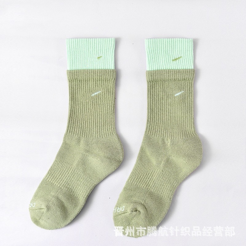 蘇万ナイキの靴下のカラーの二重は男女の中で長い筒のタオルの底のスポーツの靴下をつなぎ合わせてバスケットボールの靴下を走ります。