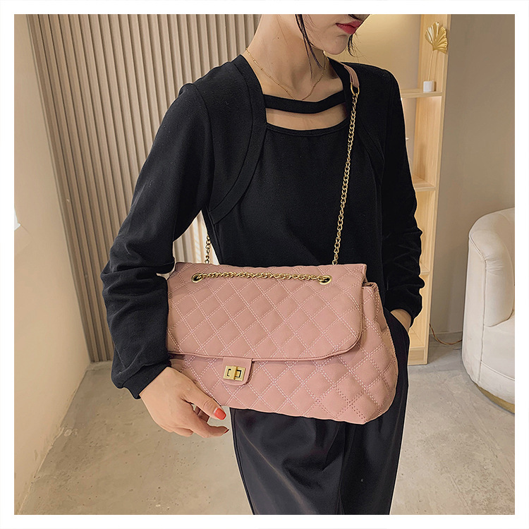 The new diamond-shaped chain bag for women is a trendy and fashionable matte single-shoulder armpit bag for commuting. The large-capacity crossbody bag is a cross-border trend undefined
