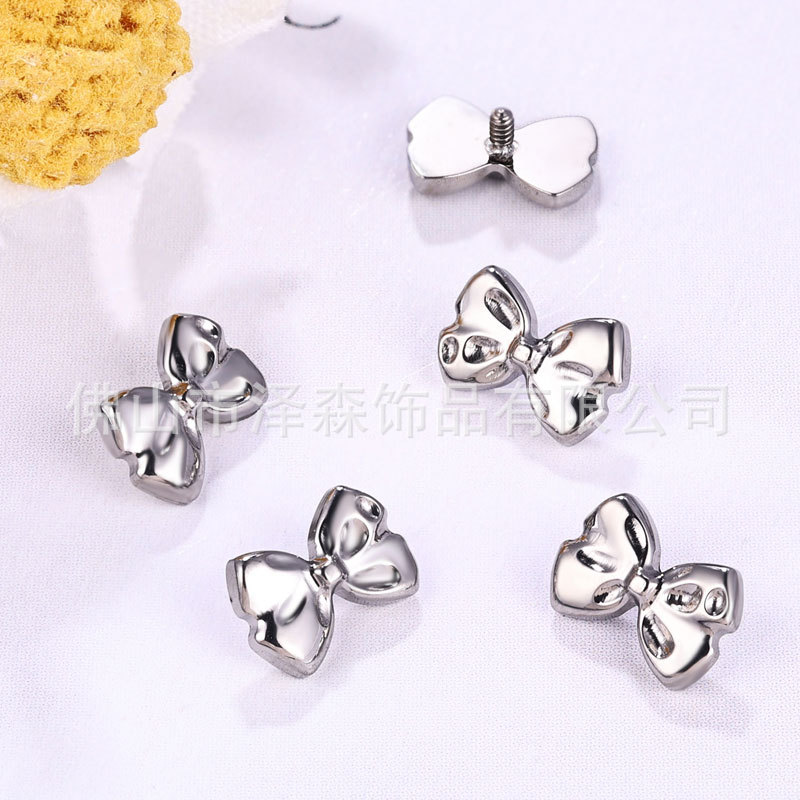 16G labret stud size and finish detail