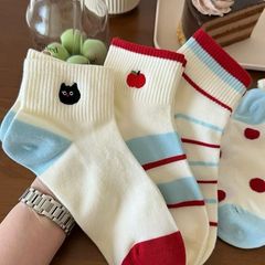 かわいい白い靴下の女性の夏の薄いタイプの靴下のネットの目の通気性は汗を吸います。