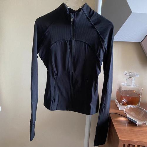 It shows off your figure too much. Threaded high-elastic yoga jacket with pockets, skin-friendly slimming fitness running jacket for women.