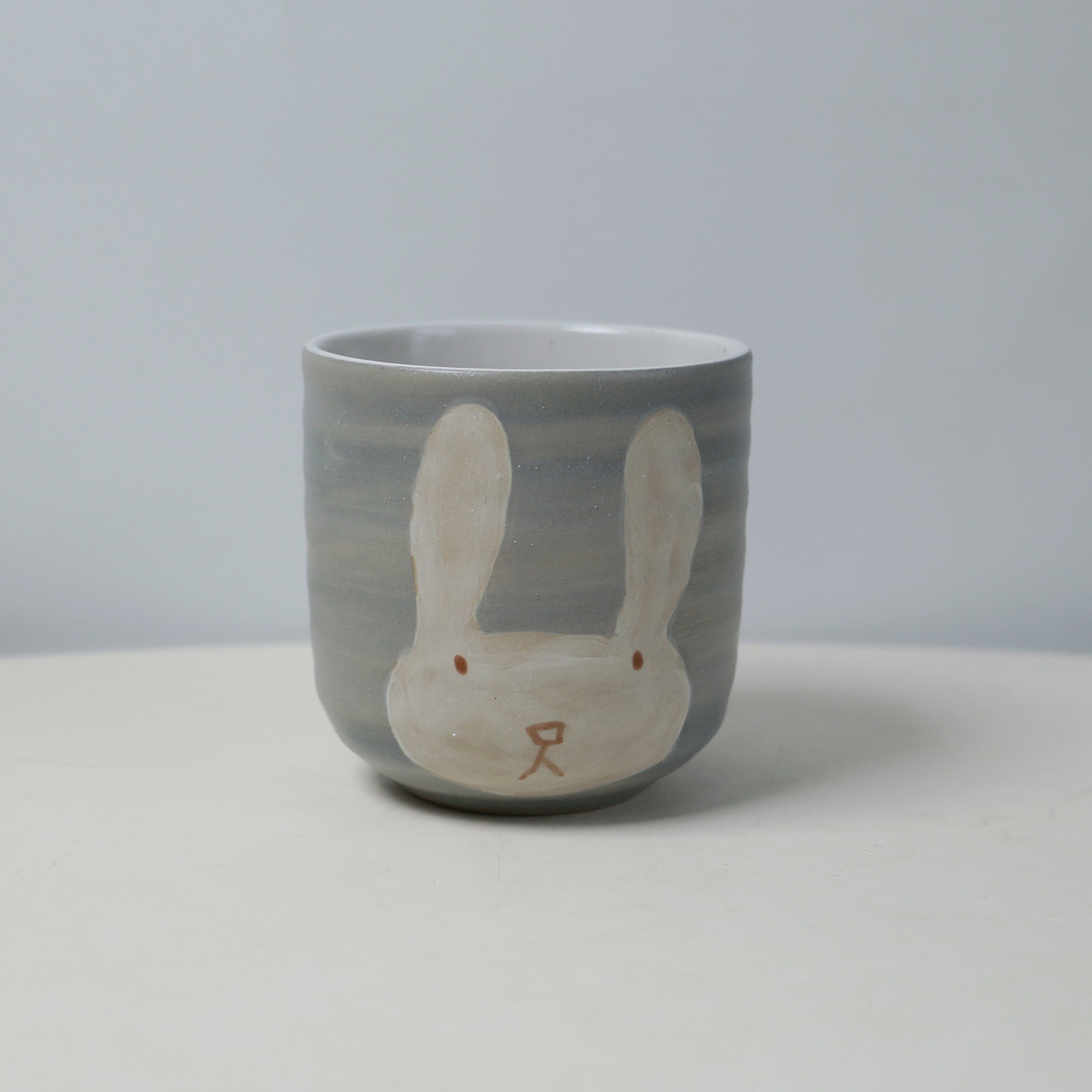 회색 실 컵
