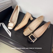 裸色漆皮rv方扣单鞋2025春季新款女鞋百搭34码通勤浅口方头平底鞋