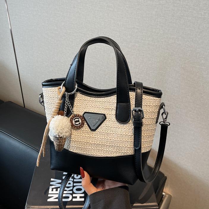Bolso de mano de color de contraste tejido de estilo caliente de verano para mujer 2025 nuevo bolso de cubo simple salvaje estilo occidental para mujer