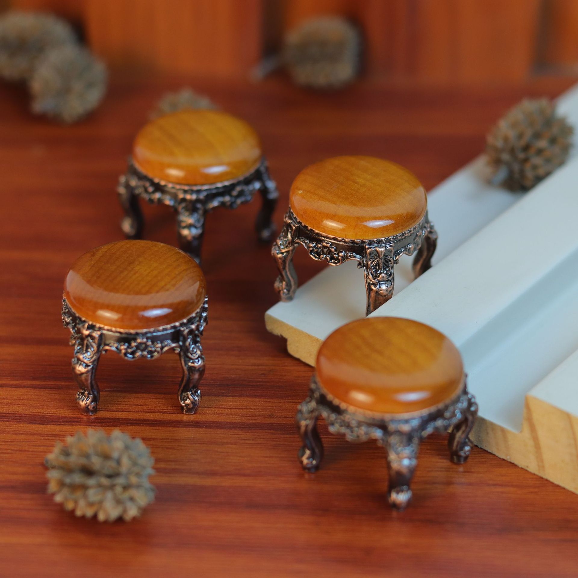 Manufacturer's Cross-Border Miniature Scene Model Retro Dollhouse Accessories Round Table Coffee Table Play House Simulation Mini