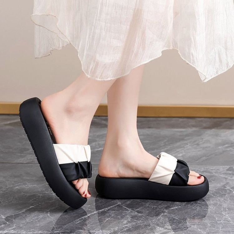 2026 nuevas sandalias de primavera y verano con faldas de playa zapatillas de soleas gruesas de color francés