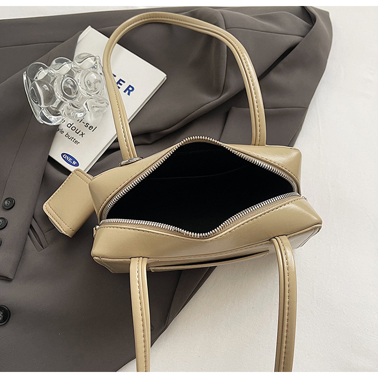The 2024 new women's single-shoulder underarm bag is a simple and elegant commuting bag with a Korean-style niche design sense. It's a small square bag undefined
