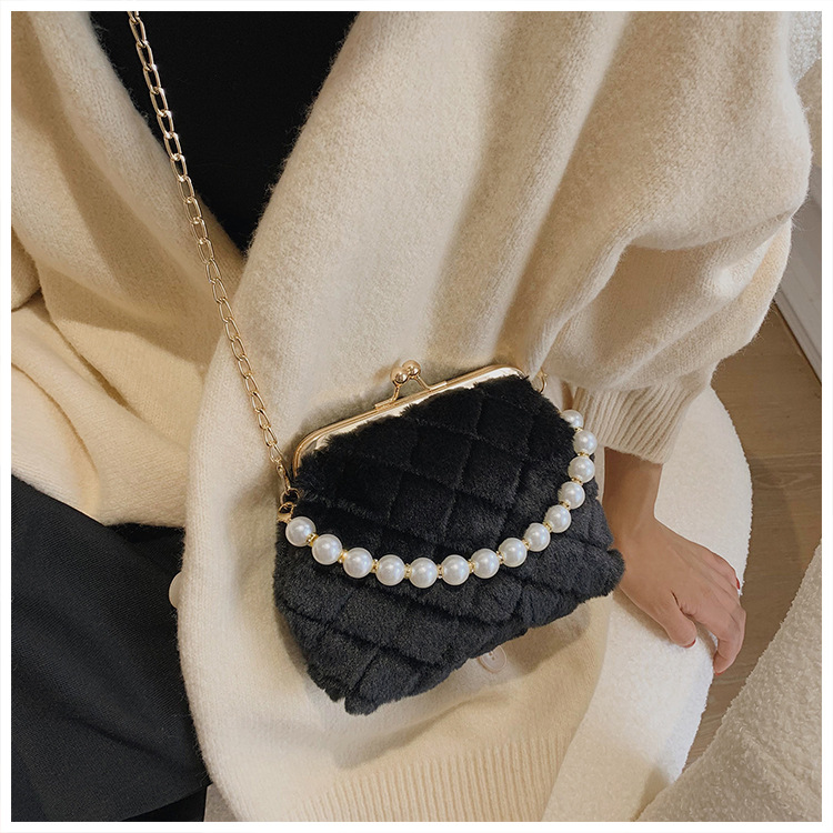 Lingge Chain Portable Autumn And Winter Soft Surface Fashion Plush One-shoulder Messenger Bag display picture 14