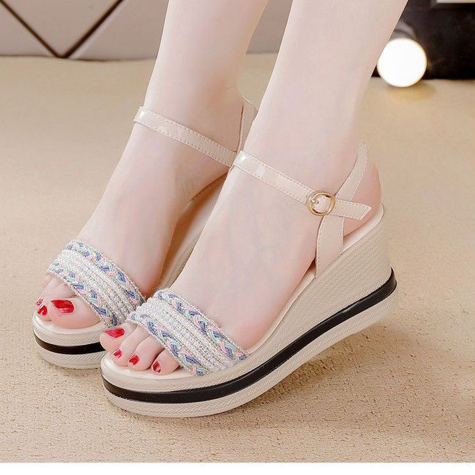Sandalias para mujeres verano 2026 nueva moda de tacones altos muffin fondo grueso temperamento extranjero zapatos de playa de hadas de moda