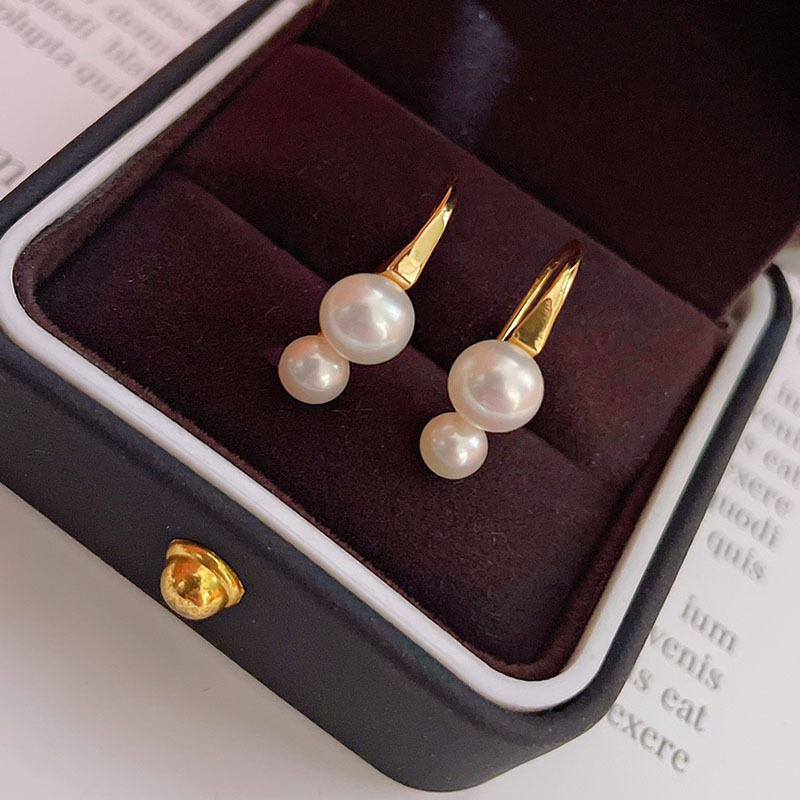 Fashionable earrings from pearl
