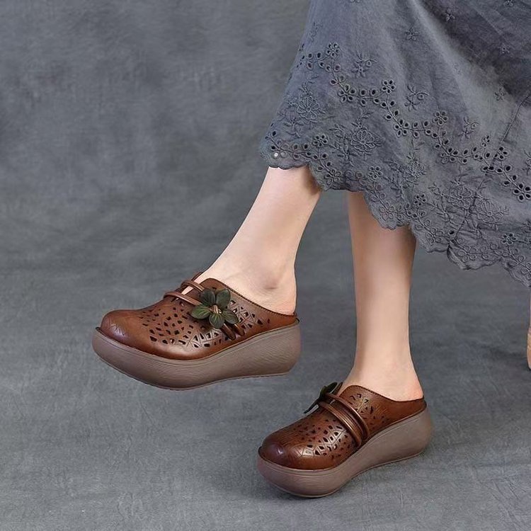 Agujero retro cuero suave mitad zapatillas mujeres 2026 nuevo fondo grueso flor exterior zapatillas de agujero de cabeza de agua húmeda