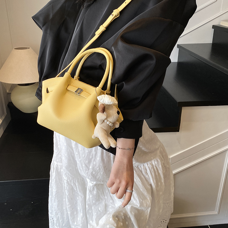 Bolso de cubo de estilo explosivo de moda para mujer, nuevo bolso de hombro de estilo occidental de todo fósforo 2025, bolso de mensajero súper caliente con pliegues de moda