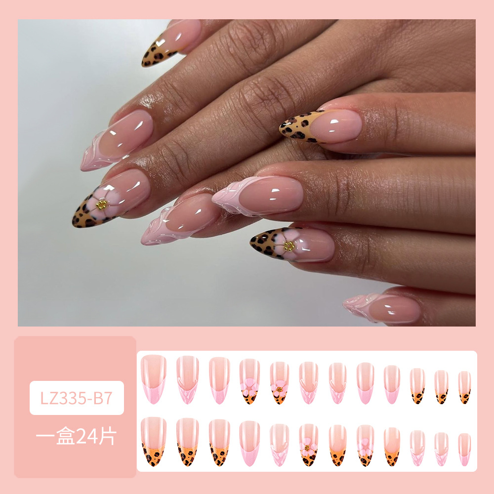 Tapa de uñas con patrón de leopardo dulce y fresco image 7