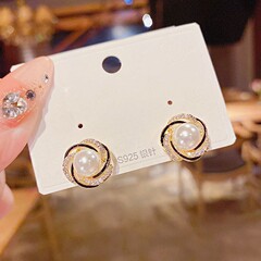 フランスの真珠のピアスの女性の大衆のデザイン感は高級で小さくて精巧なイヤリングの新型の潮流の2025年です。