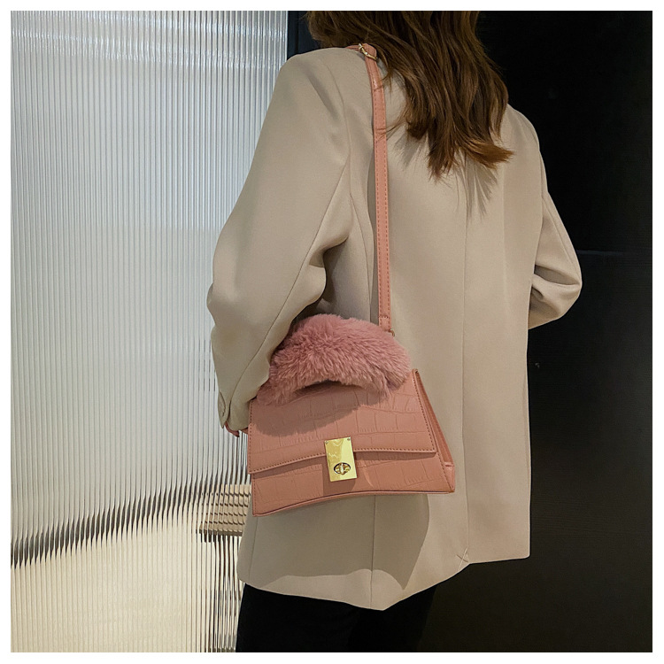 Bolso Cruzado De Comercio Exterior Para Mujer 2021 Otoño Nuevo Bolso De Felpa Moderno De Una Sola Espalda Bolso De Mujer De Pu display picture 24