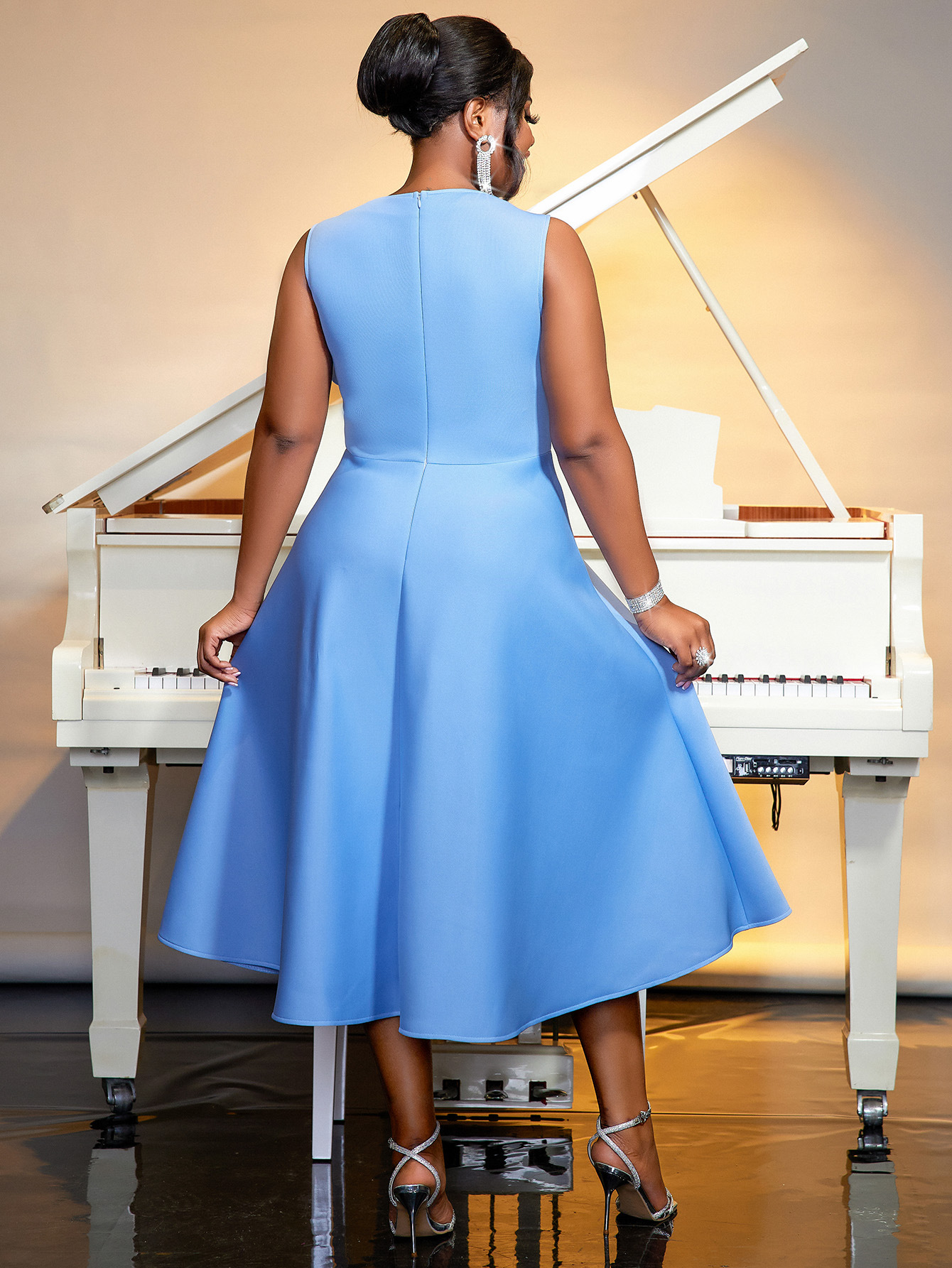 Robe de soirée trapèze sans manches avec empiècements en maille_voghion.com