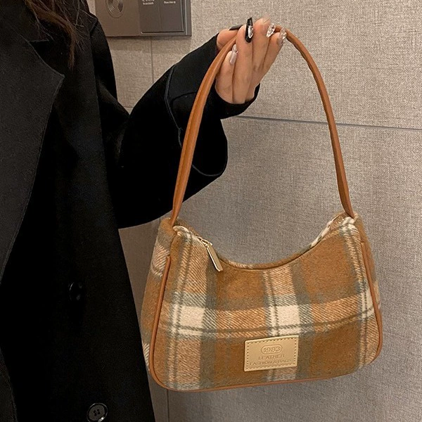 Retro shoulder bag, small demi-season one-shoulder bag, handheld underarm bag, 2023 collection, high-quality style