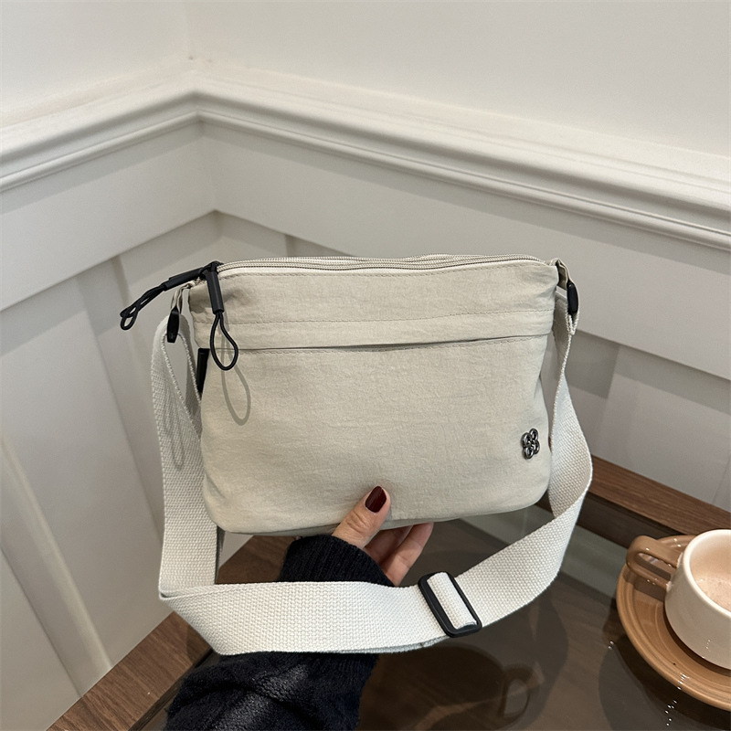 Bolso pequeño para mujeres 2024 invierno nueva moda moda ligera ocio mochila de hombro de transporte de aire extranjero bolso pequeño