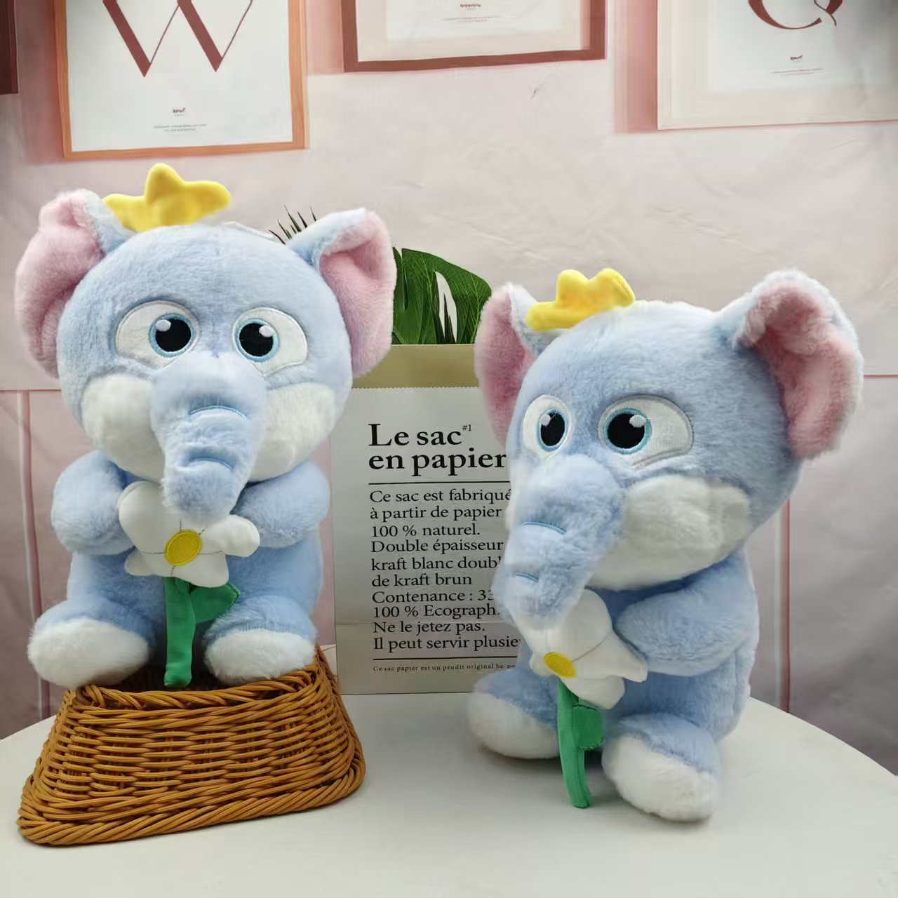 Flower-holding baby elephant 35cm / Random colors