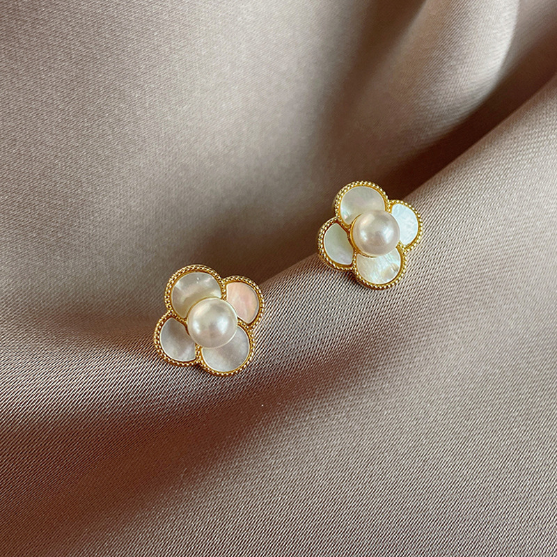 Fashion Pearl Small Flower Earrings Wholesale display picture 3