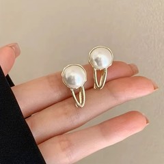 ヘアピンの女性は贅沢感があります。