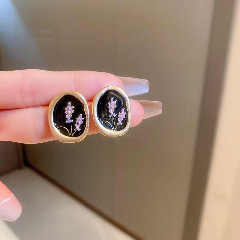 Black earrings, flowered