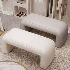 ネットの赤いベッドの尾の腰掛けに座って戸口に入って靴を履いて腰掛けを換えます。