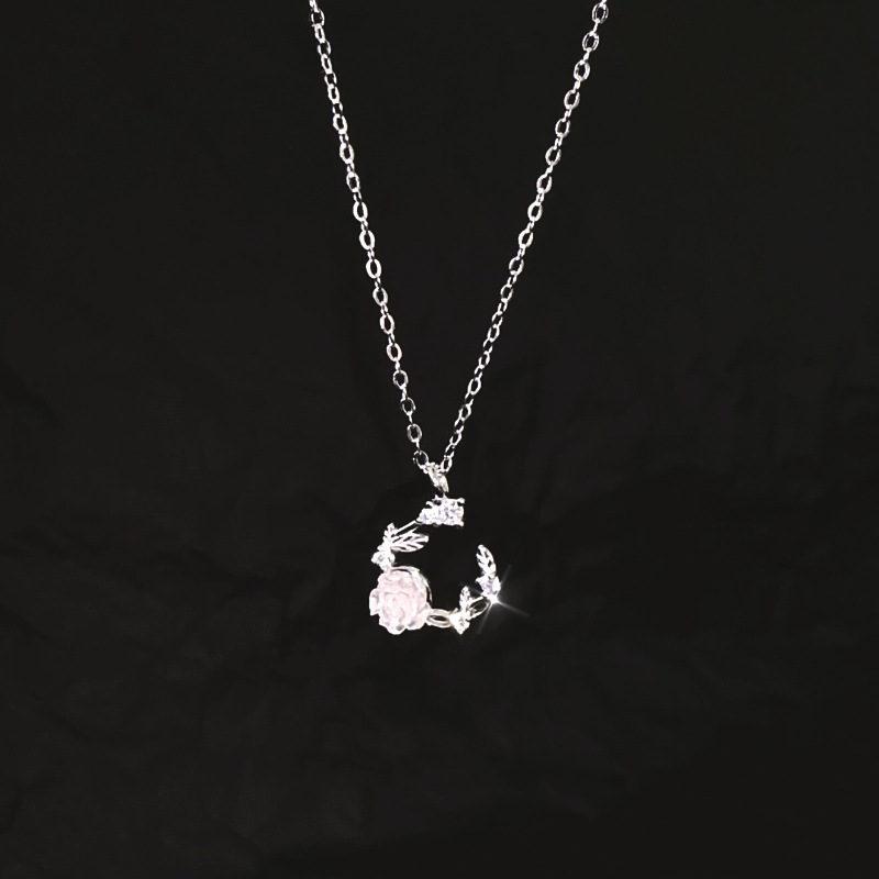 Simple Fashion Camellia Necklace Women's Light Luxury Niche Design Advanced Sense Crescent Rose Elegant Clavicle Chain